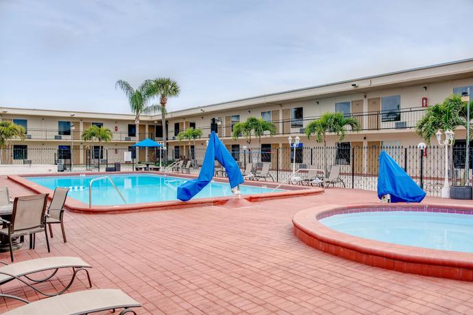 Imagen de la piscina del Hotel Super 8 by Wyndham St. Petersburg. Foto 20