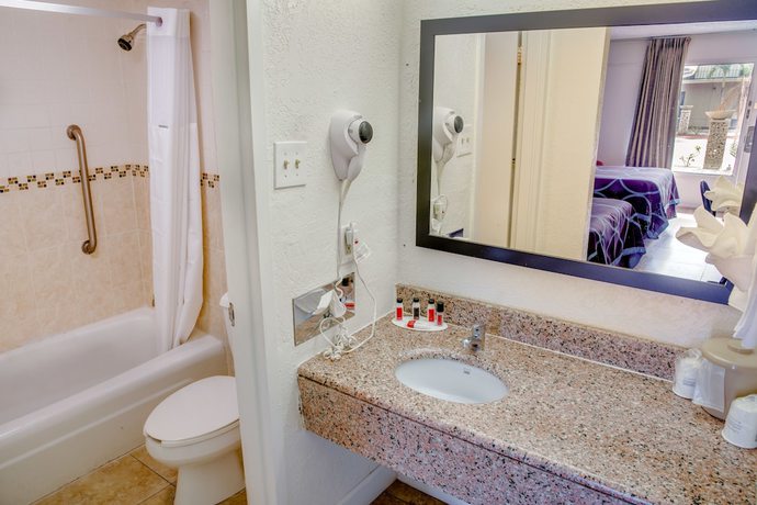 Imagen de la habitación del Hotel Super 8 by Wyndham St. Petersburg. Foto 10