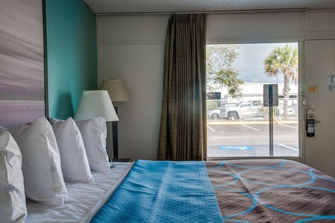 Imagen de la habitación del Hotel Super 8 by Wyndham St. Petersburg. Foto 15