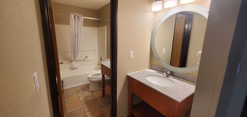 Imagen de la habitación del Hotel Super 8 by Wyndham Sterling Heights/Detroit Area. Foto 16