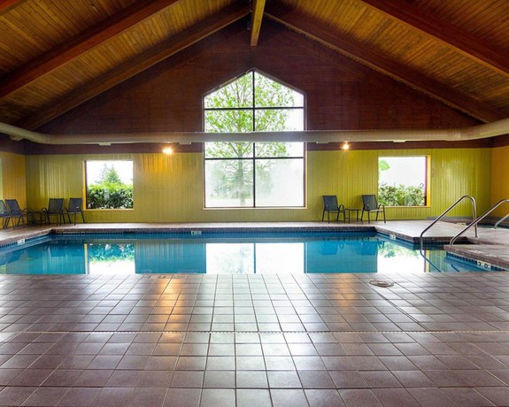 Imagen de la piscina del Hotel Super 8 by Wyndham Sturtevant Racine. Foto 18