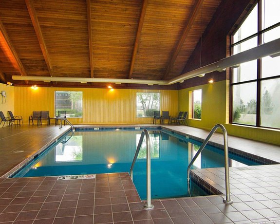 Imagen de la piscina del Hotel Super 8 by Wyndham Sturtevant Racine. Foto 19