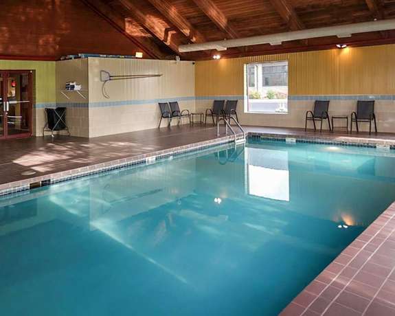 Imagen de la piscina del Hotel Super 8 by Wyndham Sturtevant Racine. Foto 20
