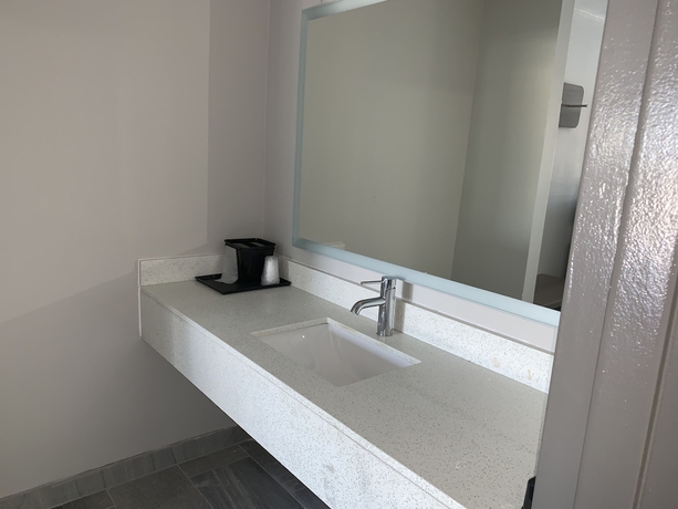 Imagen de la habitación del Hotel Super 8 by Wyndham Sulphur South. Foto 16