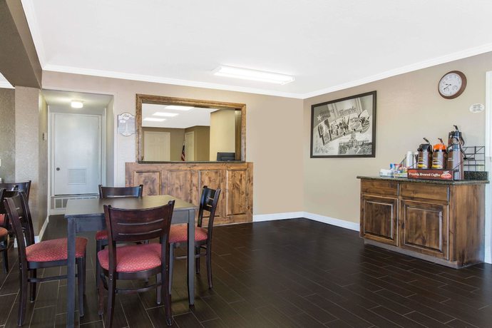 Imagen de los interiores del Hotel Super 8 by Wyndham Temple S. General Bruce. Foto 19