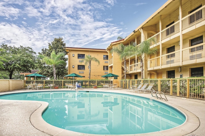 Imagen de la piscina del Hotel Super 8 by Wyndham The Woodlands North. Foto 14
