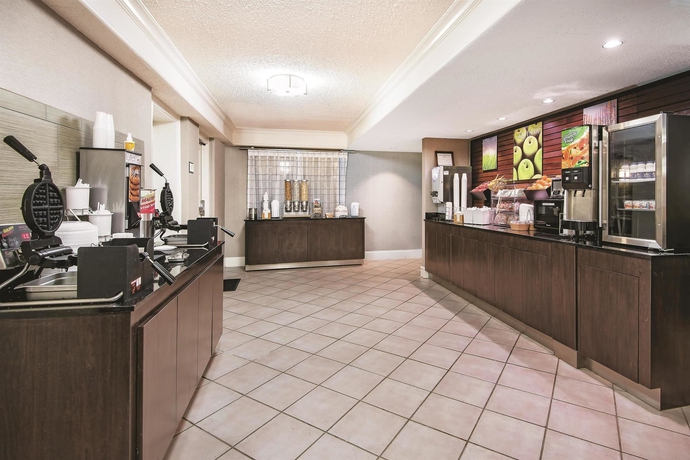 Imagen del bar/restaurante del Hotel Super 8 by Wyndham The Woodlands North. Foto 4