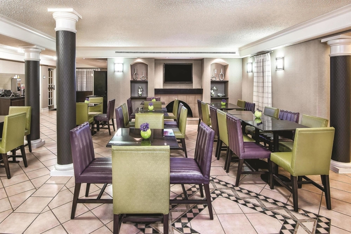Imagen del bar/restaurante del Hotel Super 8 by Wyndham The Woodlands North. Foto 5