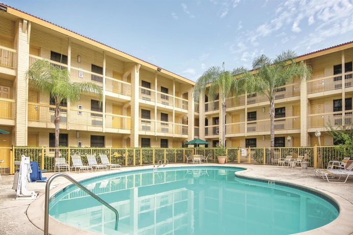 Imagen de la piscina del Hotel Super 8 by Wyndham The Woodlands North. Foto 15
