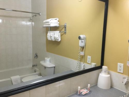 Imagen de la habitación del Hotel Super 8 by Wyndham Thunder Bay. Foto 5