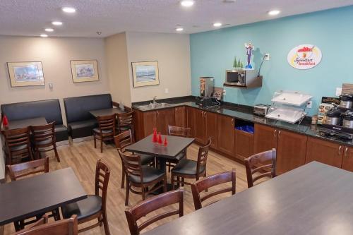 Imagen del bar/restaurante del Hotel Super 8 by Wyndham Thunder Bay. Foto 4