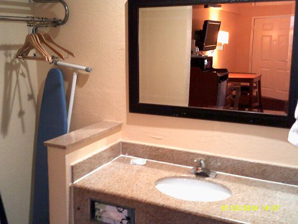 Imagen de la habitación del Hotel Super 8 by Wyndham Tucson Downtown Convention Center. Foto 3