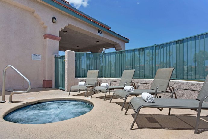Imagen de la piscina del Hotel Super 8 by Wyndham Tucson Downtown Convention Center. Foto 19