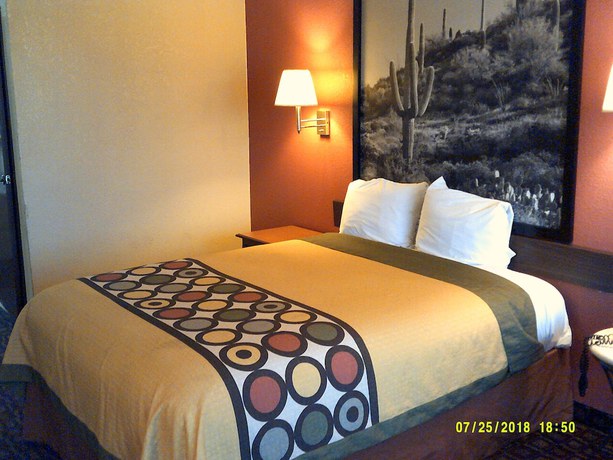 Imagen de la habitación del Hotel Super 8 by Wyndham Tucson Downtown Convention Center. Foto 4