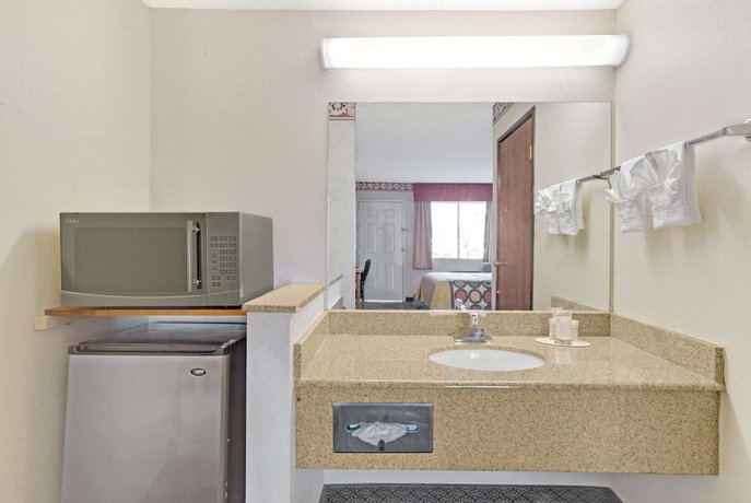 Imagen de la habitación del Hotel Super 8 by Wyndham Tucson Downtown Convention Center. Foto 6