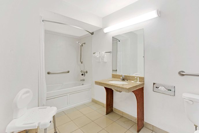 Imagen de la habitación del Hotel Super 8 by Wyndham Tucson Downtown Convention Center. Foto 8