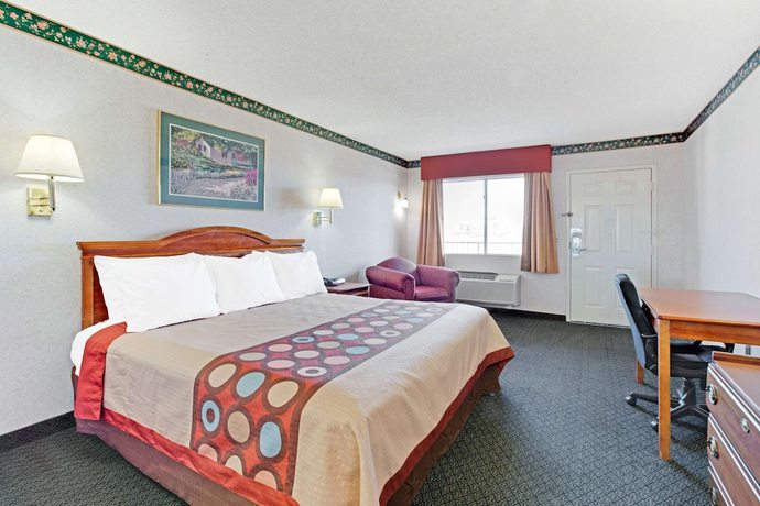 Imagen de la habitación del Hotel Super 8 by Wyndham Tucson Downtown Convention Center. Foto 9