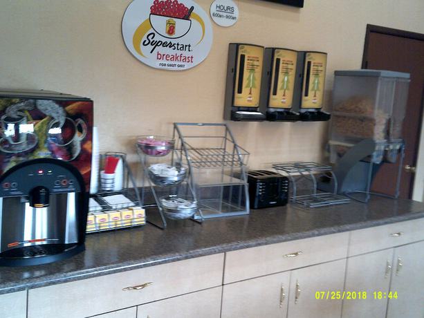 Imagen del bar/restaurante del Hotel Super 8 by Wyndham Tucson Downtown Convention Center. Foto 2
