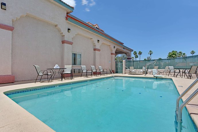 Imagen de la piscina del Hotel Super 8 by Wyndham Tucson Downtown Convention Center. Foto 20