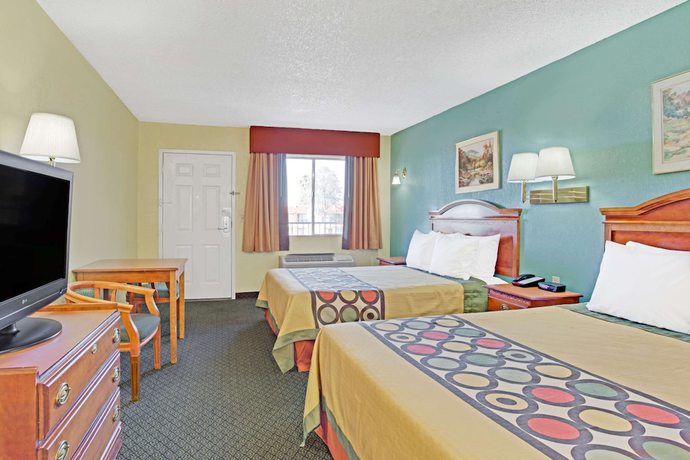 Imagen de la habitación del Hotel Super 8 by Wyndham Tucson Downtown Convention Center. Foto 11