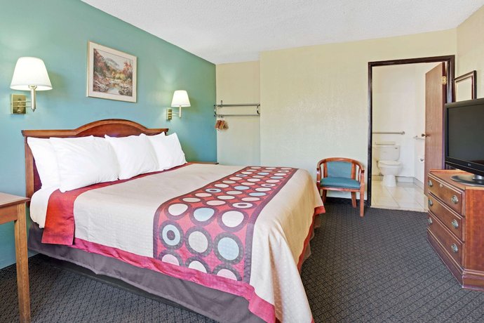 Imagen de la habitación del Hotel Super 8 by Wyndham Tucson Downtown Convention Center. Foto 13