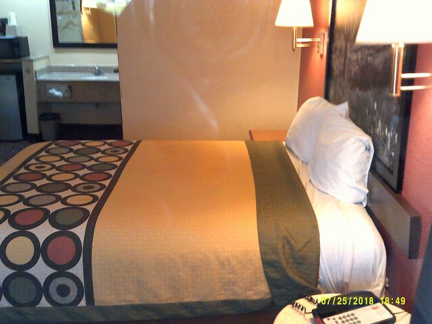 Imagen de la habitación del Hotel Super 8 by Wyndham Tucson Downtown Convention Center. Foto 15