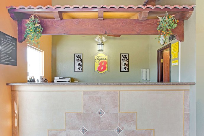 Imagen de los interiores del Hotel Super 8 by Wyndham Tucson Downtown Convention Center. Foto 18