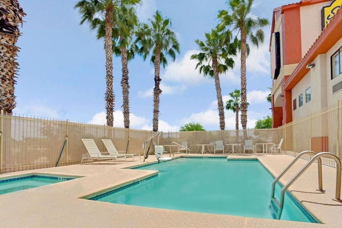 Imagen de la piscina del Hotel Super 8 by Wyndham Tucson/Grant Road Area AZ. Foto 16