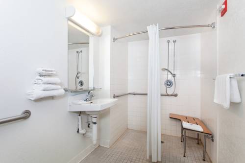 Imagen de la habitación del Hotel Super 8 by Wyndham Turlock. Foto 9