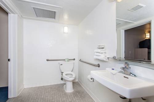 Imagen de la habitación del Hotel Super 8 by Wyndham Turlock. Foto 10