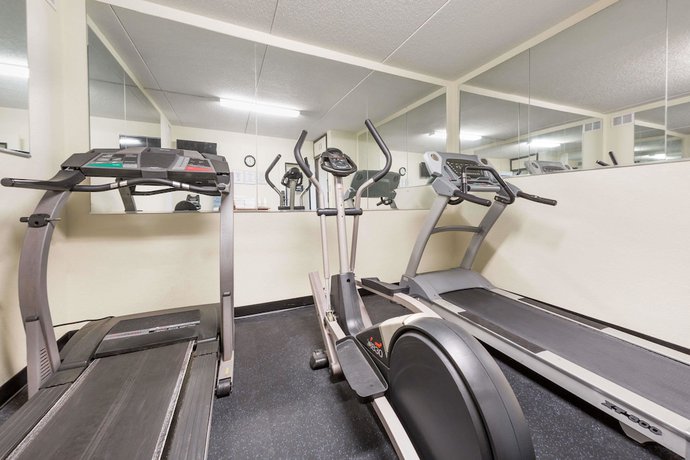 Imagen de los interiores del Hotel Super 8 by Wyndham Valdosta Mall. Foto 16