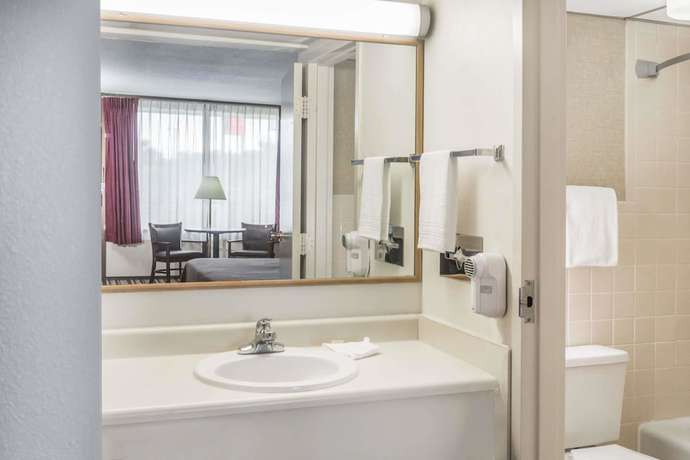 Imagen de la habitación del Hotel Super 8 by Wyndham Valdosta Mall. Foto 6