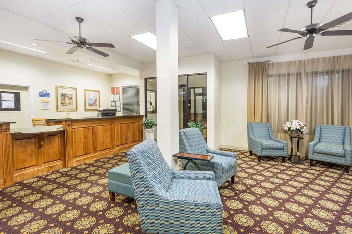 Imagen de los interiores del Hotel Super 8 by Wyndham Valdosta Mall. Foto 19