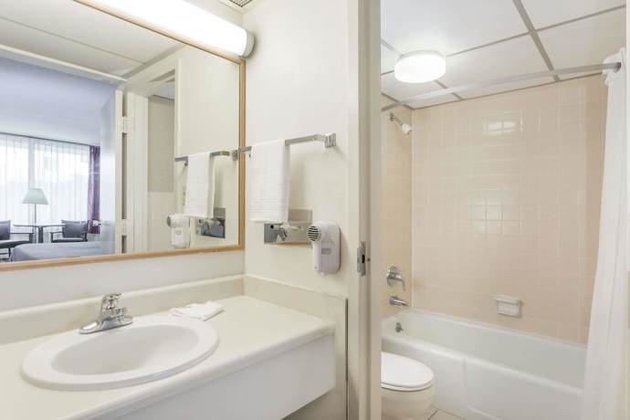 Imagen de la habitación del Hotel Super 8 by Wyndham Valdosta Mall. Foto 8