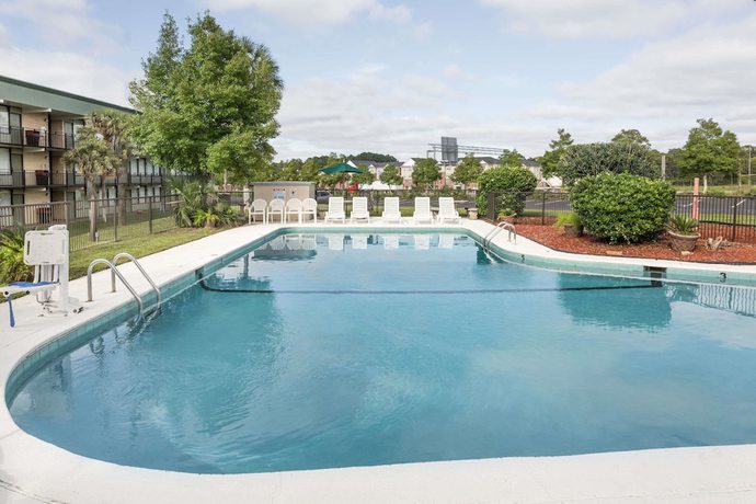 Imagen de la piscina del Hotel Super 8 by Wyndham Valdosta Mall. Foto 20