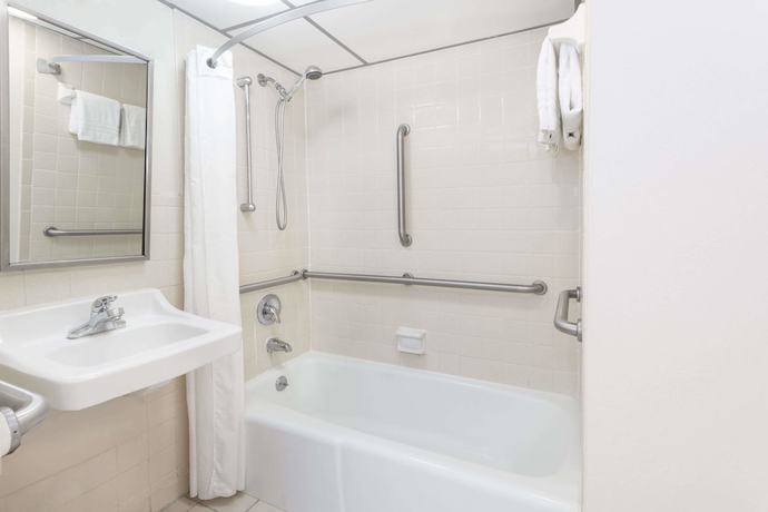 Imagen de la habitación del Hotel Super 8 by Wyndham Valdosta Mall. Foto 14