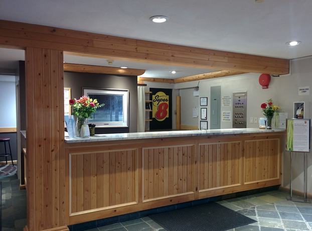 Imagen de los interiores del Hotel Super 8 by Wyndham Valemount. Foto 16