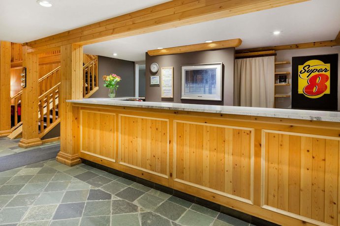 Imagen de los interiores del Hotel Super 8 by Wyndham Valemount. Foto 19
