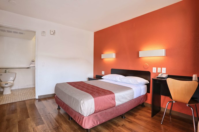 Imagen de la habitación del Hotel Super 8 by Wyndham Walnut Creek. Foto 4
