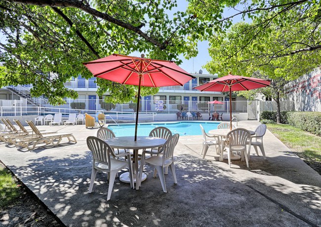 Imagen de la piscina del Hotel Super 8 by Wyndham Walnut Creek. Foto 18