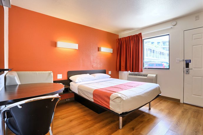 Imagen de la habitación del Hotel Super 8 by Wyndham Walnut Creek. Foto 5