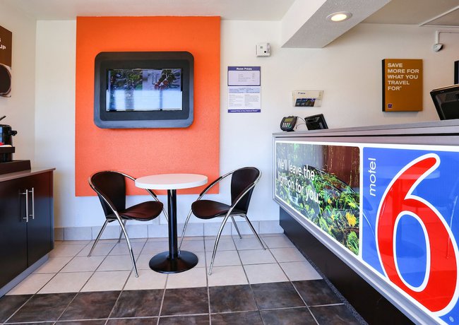 Imagen de los interiores del Hotel Super 8 by Wyndham Walnut Creek. Foto 15