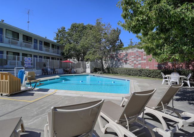 Imagen de la piscina del Hotel Super 8 by Wyndham Walnut Creek. Foto 20