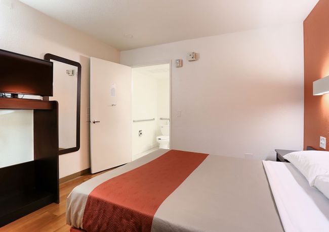 Imagen de la habitación del Hotel Super 8 by Wyndham Walnut Creek. Foto 6