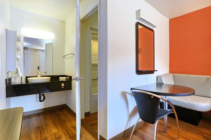 Imagen de la habitación del Hotel Super 8 by Wyndham Walnut Creek. Foto 8