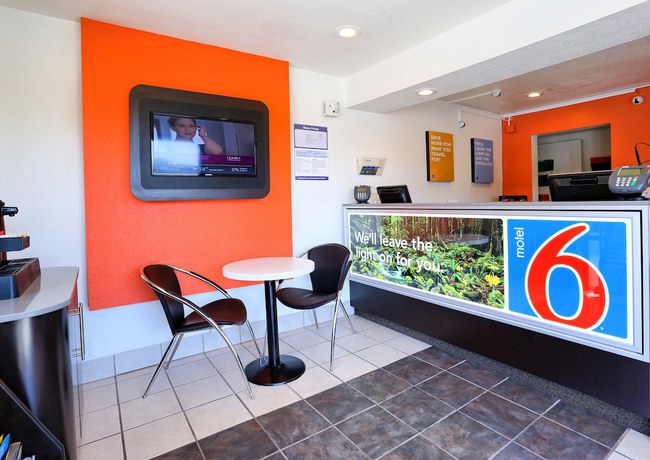Imagen de los interiores del Hotel Super 8 by Wyndham Walnut Creek. Foto 16