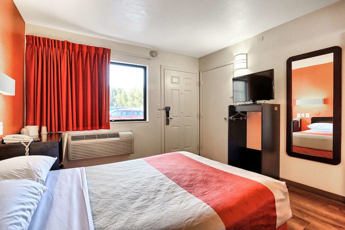 Imagen de la habitación del Hotel Super 8 by Wyndham Walnut Creek. Foto 10