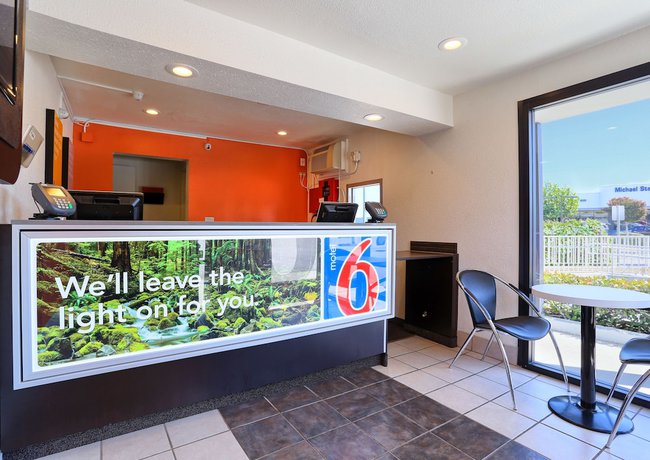 Imagen de los interiores del Hotel Super 8 by Wyndham Walnut Creek. Foto 17