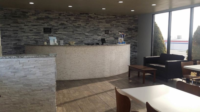 Imagen de los interiores del Hotel Super 8 by Wyndham Wendover. Foto 18