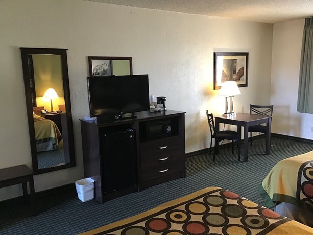 Imagen de la habitación del Hotel Super 8 by Wyndham Wendover. Foto 13